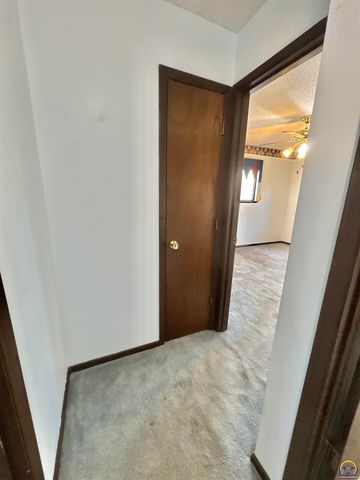 2806 SW Engler CT, Topeka, KS 66614