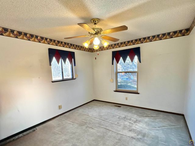 2806 SW Engler CT, Topeka, KS 66614