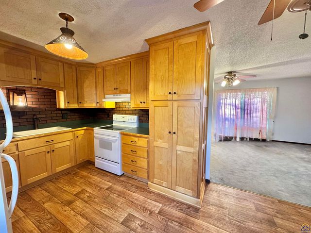 2806 SW Engler CT, Topeka, KS 66614