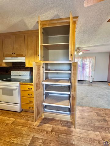 2806 SW Engler CT, Topeka, KS 66614