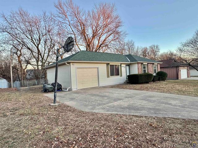 2806 SW Engler CT, Topeka, KS 66614