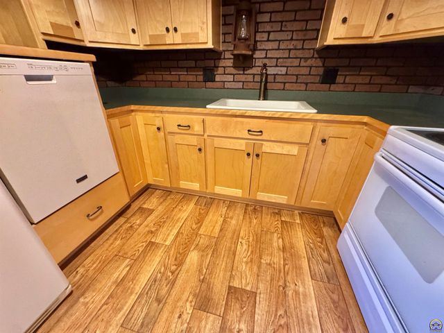 2806 SW Engler CT, Topeka, KS 66614