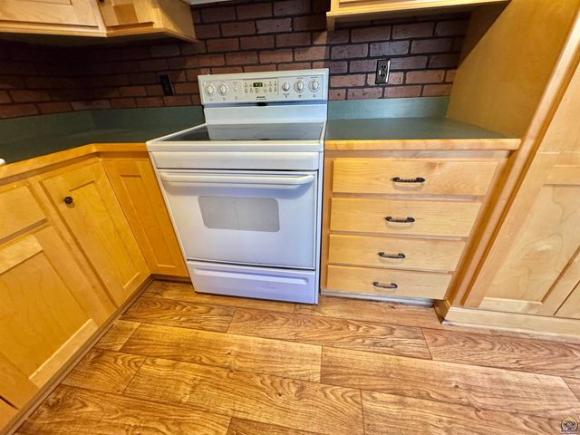 2806 SW Engler CT, Topeka, KS 66614