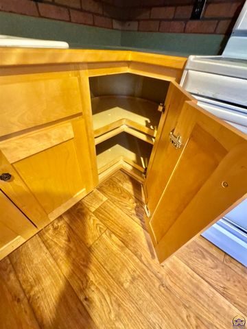 2806 SW Engler CT, Topeka, KS 66614