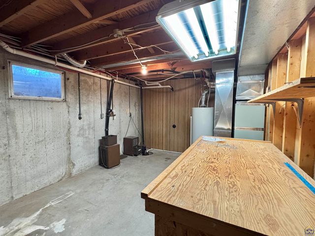 2806 SW Engler CT, Topeka, KS 66614