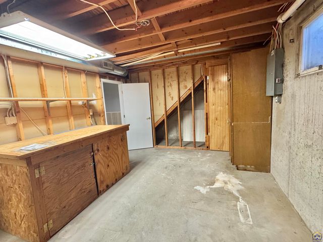 2806 SW Engler CT, Topeka, KS 66614