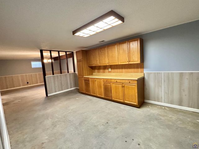 2806 SW Engler CT, Topeka, KS 66614