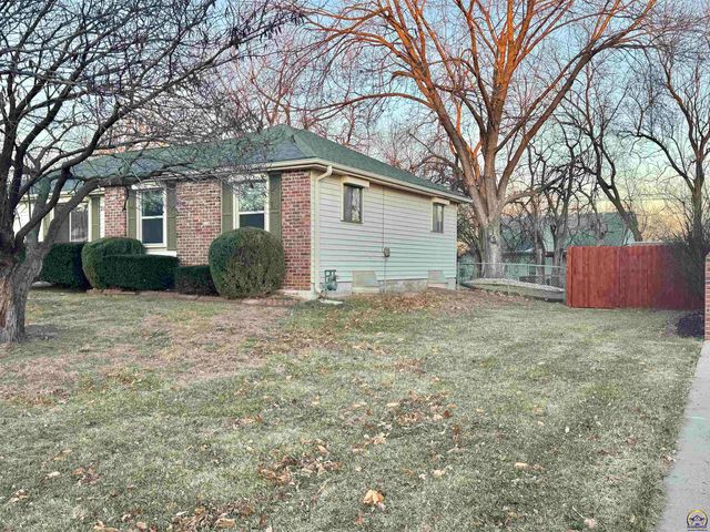 2806 SW Engler CT, Topeka, KS 66614