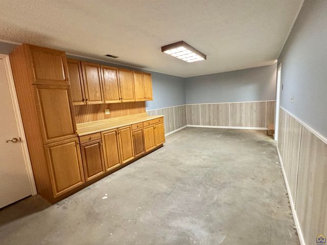 2806 SW Engler CT, Topeka, KS 66614