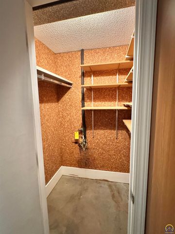 2806 SW Engler CT, Topeka, KS 66614