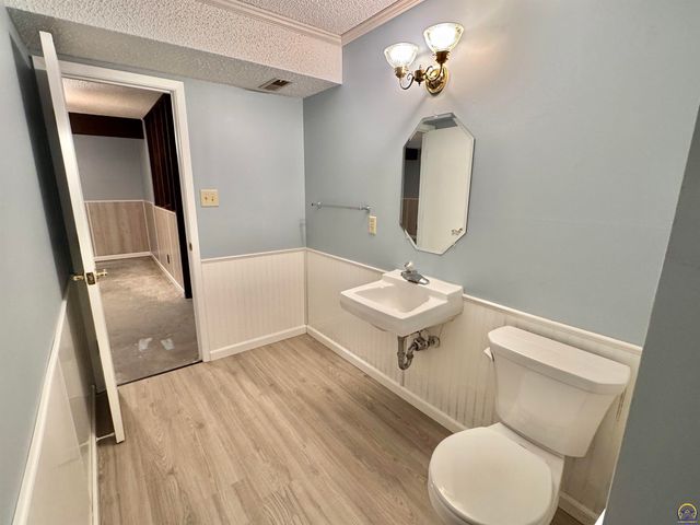 2806 SW Engler CT, Topeka, KS 66614