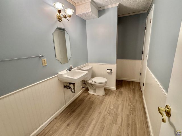 2806 SW Engler CT, Topeka, KS 66614