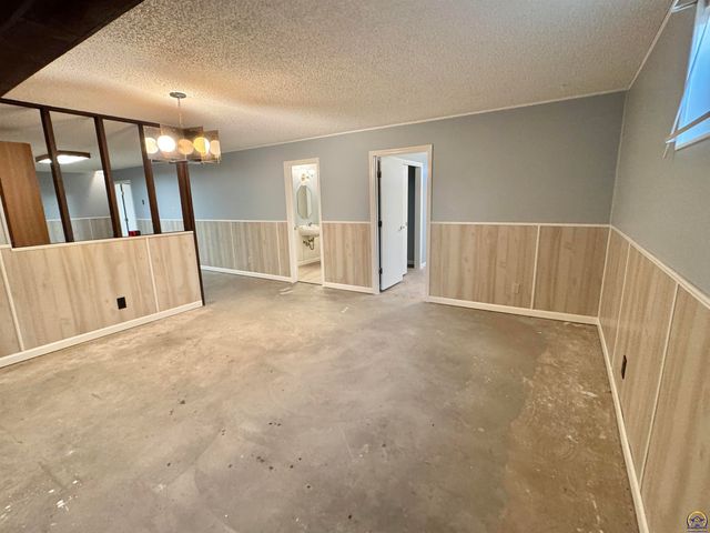 2806 SW Engler CT, Topeka, KS 66614