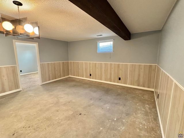 2806 SW Engler CT, Topeka, KS 66614