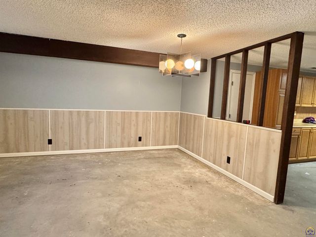 2806 SW Engler CT, Topeka, KS 66614