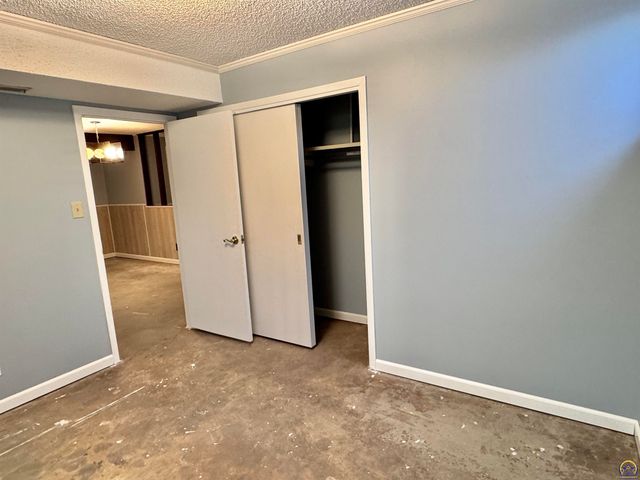 2806 SW Engler CT, Topeka, KS 66614