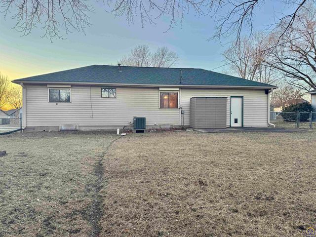 2806 SW Engler CT, Topeka, KS 66614