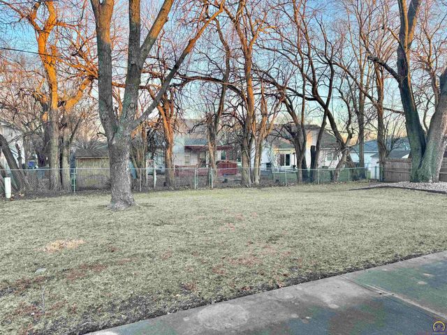 2806 SW Engler CT, Topeka, KS 66614