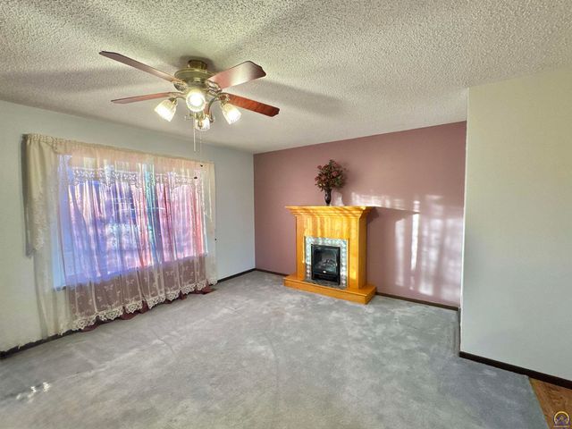 2806 SW Engler CT, Topeka, KS 66614