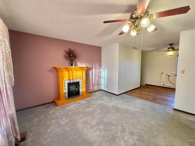 2806 SW Engler CT, Topeka, KS 66614