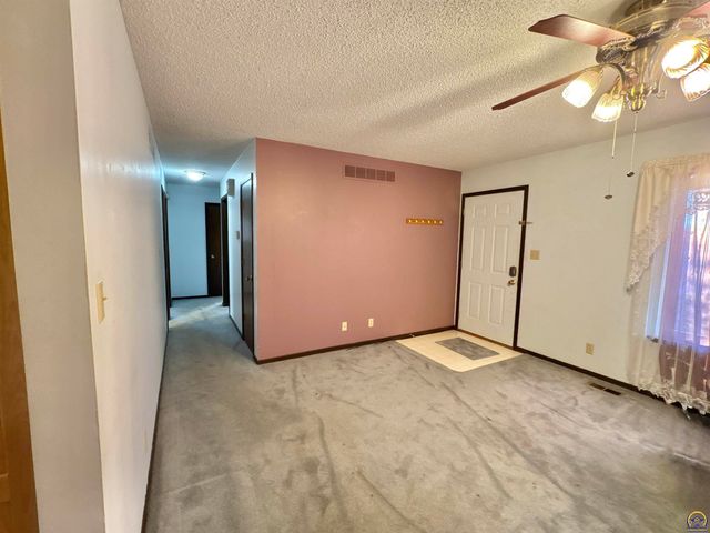 2806 SW Engler CT, Topeka, KS 66614