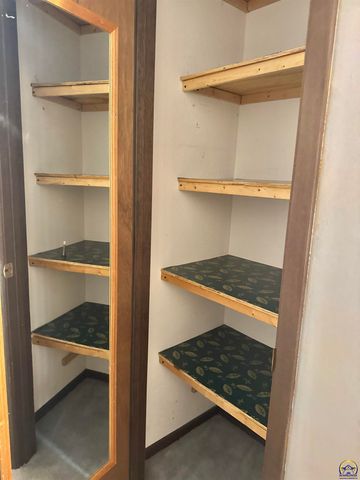 2806 SW Engler CT, Topeka, KS 66614