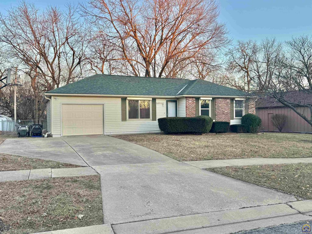 2806 SW Engler CT, Topeka, KS 66614