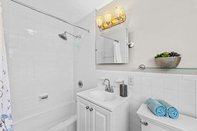 2239 Commonwealth Ave 2239, Newton, MA 02466