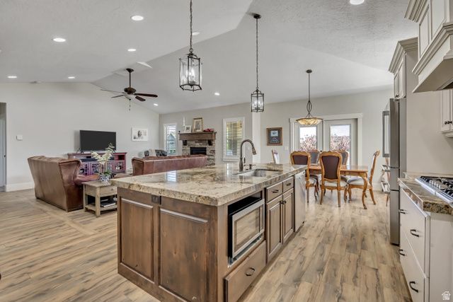 751 W HILLSIDE DR, Lehi, UT 84043