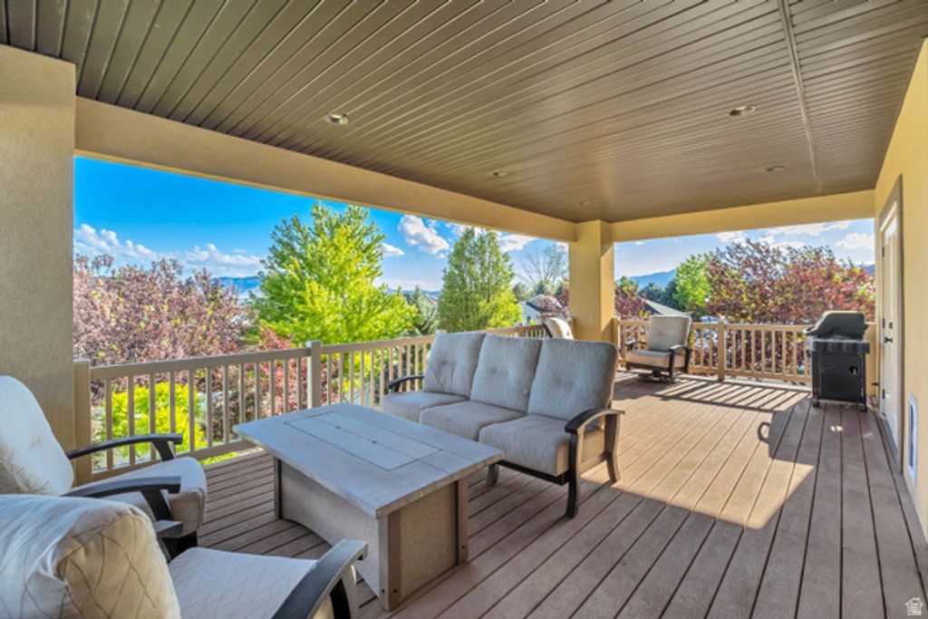 Image 16 of property listing at 751 W HILLSIDE DR, Lehi, UT 84043