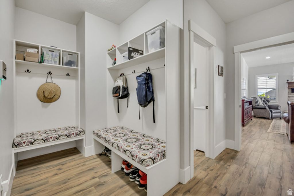 Image 25 of property listing at 751 W HILLSIDE DR, Lehi, UT 84043