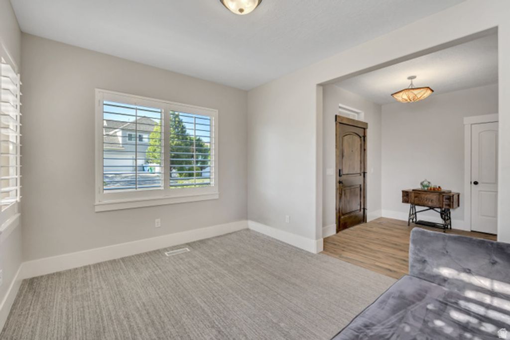 Image 4 of property listing at 751 W HILLSIDE DR, Lehi, UT 84043