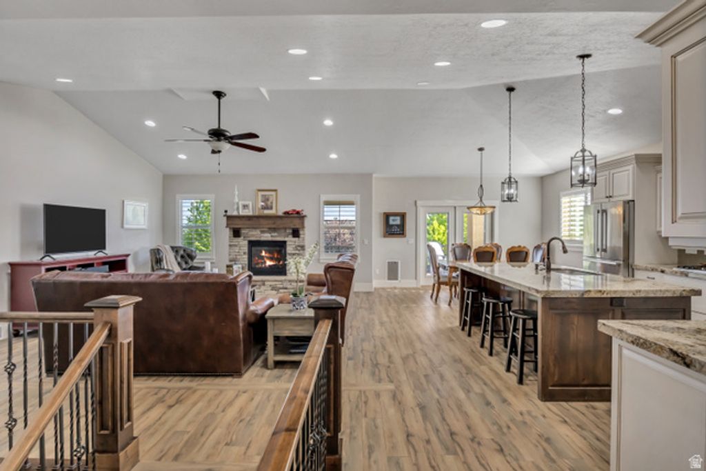 Image 7 of property listing at 751 W HILLSIDE DR, Lehi, UT 84043