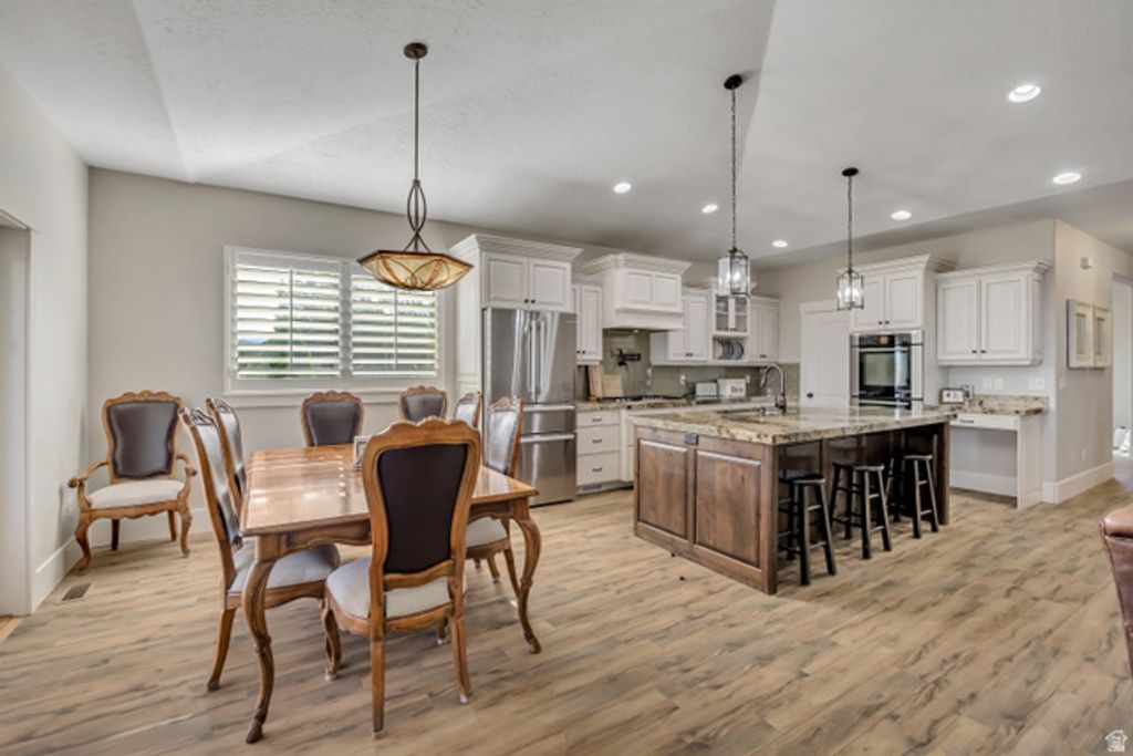 Image 9 of property listing at 751 W HILLSIDE DR, Lehi, UT 84043
