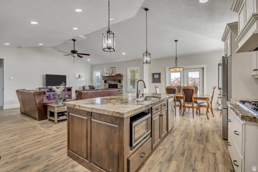 Image 10 of property listing at 751 W HILLSIDE DR, Lehi, UT 84043