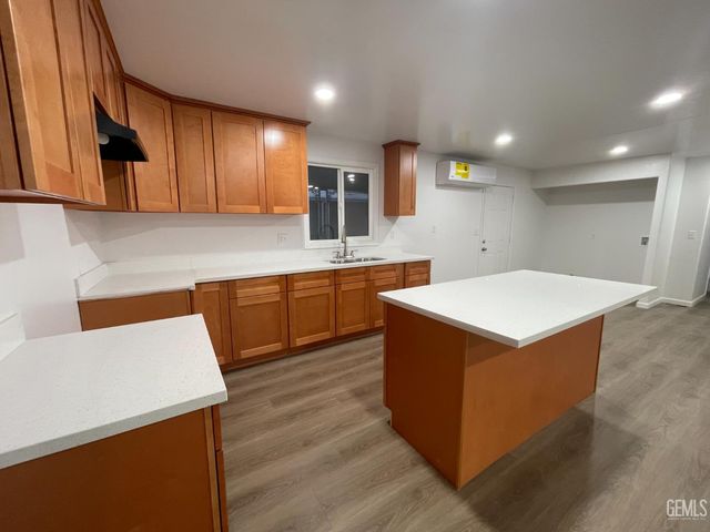 16 Torrey Pine Lane, Bakersfield, CA 93308