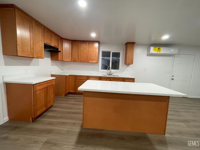 16 Torrey Pine Lane, Bakersfield, CA 93308