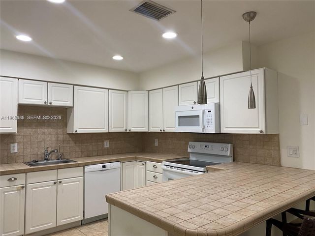 107 SE 5th St N, Dania Beach, FL 33004