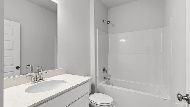2001 Wiregrass St, Navarre, FL 32566