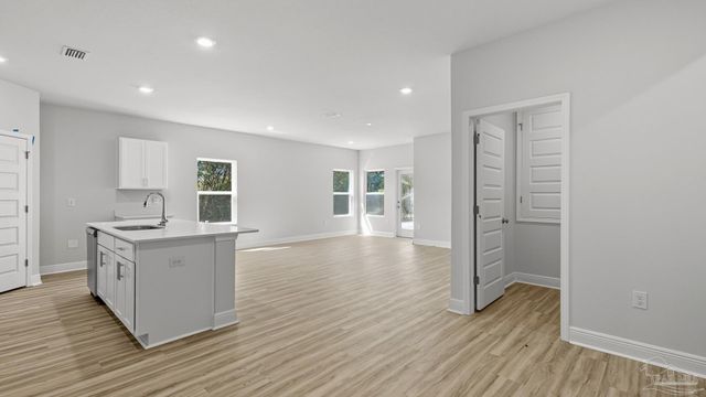 2001 Wiregrass St, Navarre, FL 32566