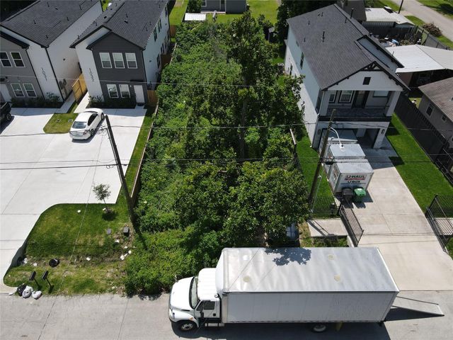 1035 North Lane, Houston, TX 77088