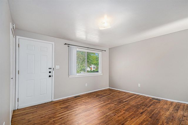 4 Burlingame Court, Ann Arbor, MI 48108