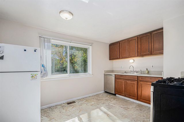 4 Burlingame Court, Ann Arbor, MI 48108