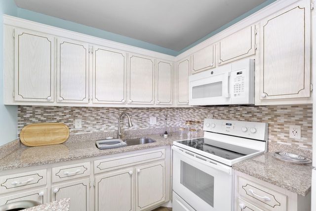 3322 CYNTHIA Lane 102, Lake Worth Beach, FL 33461