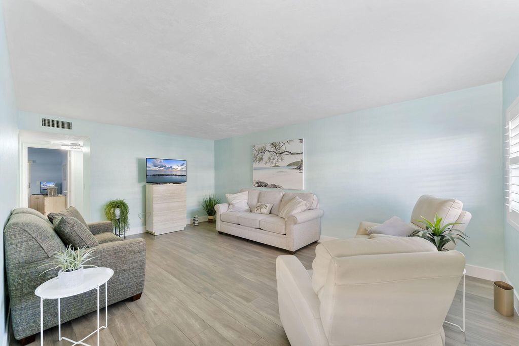 3322 CYNTHIA Lane 102, Lake Worth Beach, FL 33461