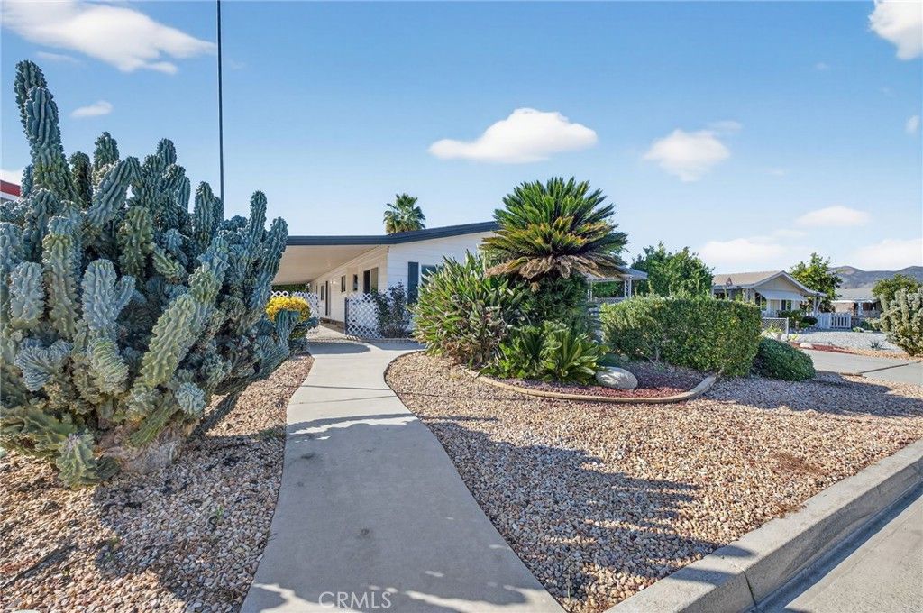 Image 3 of property listing at 25139 W Posey, Hemet, CA 92544