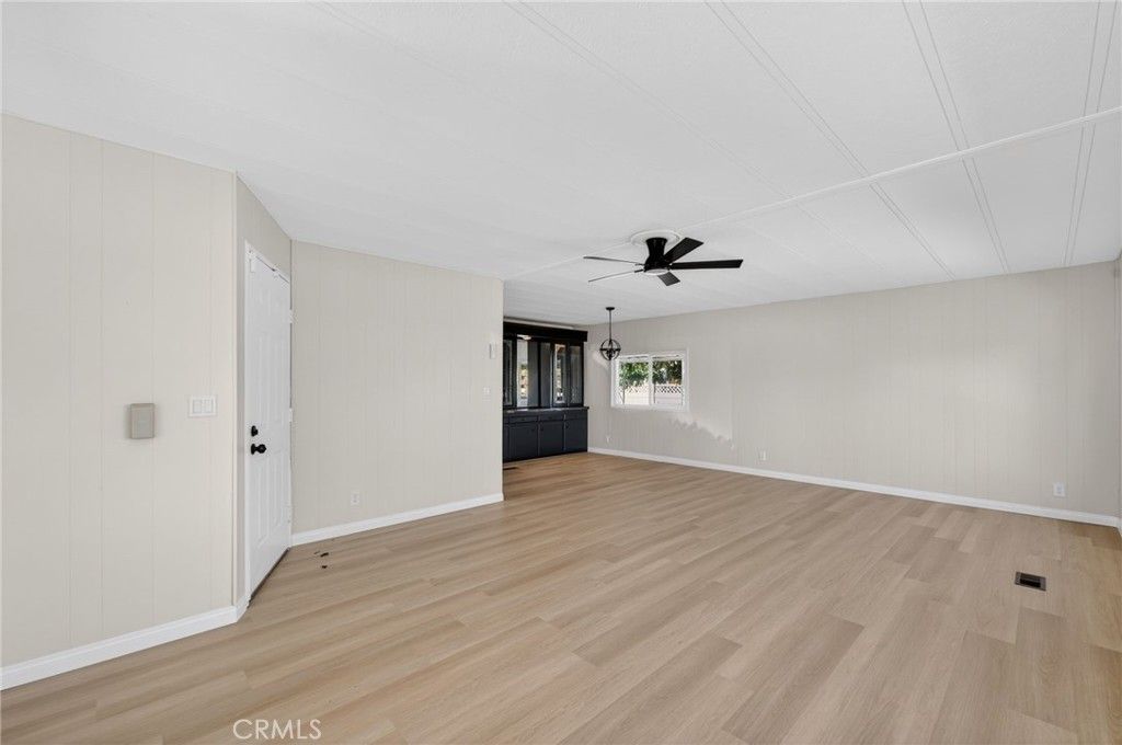 Image 4 of property listing at 25139 W Posey, Hemet, CA 92544