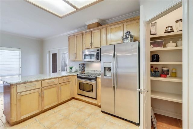 110 Mariners Dr, Port Aransas, TX 78373