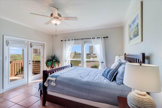 110 Mariners Dr, Port Aransas, TX 78373