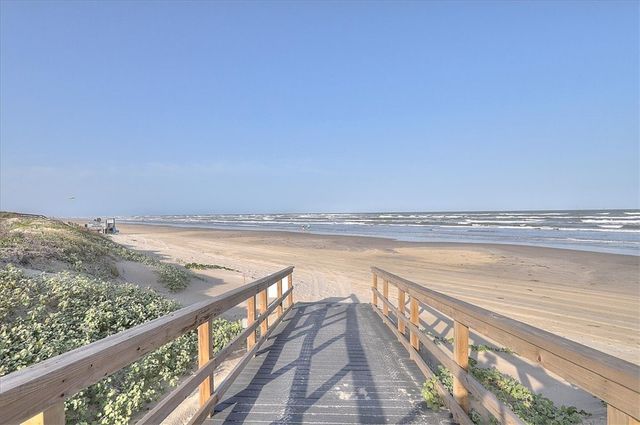 110 Mariners Dr, Port Aransas, TX 78373